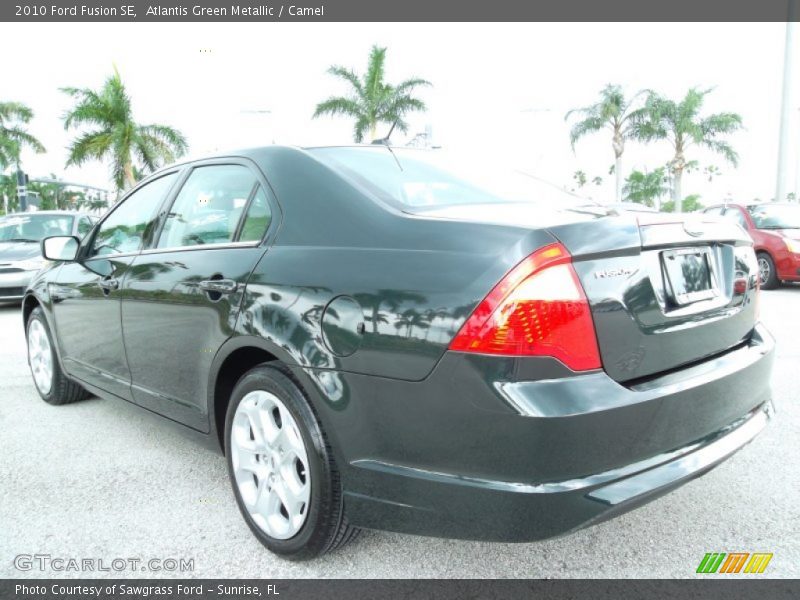 Atlantis Green Metallic / Camel 2010 Ford Fusion SE