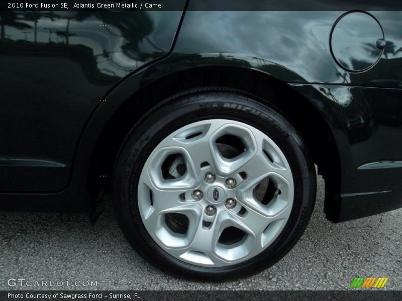 Atlantis Green Metallic / Camel 2010 Ford Fusion SE