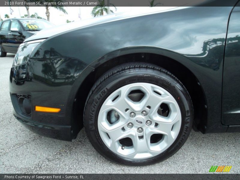 Atlantis Green Metallic / Camel 2010 Ford Fusion SE