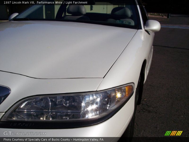 Performance White / Light Parchment 1997 Lincoln Mark VIII