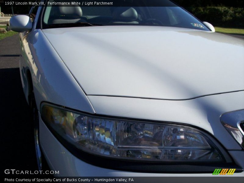 Performance White / Light Parchment 1997 Lincoln Mark VIII