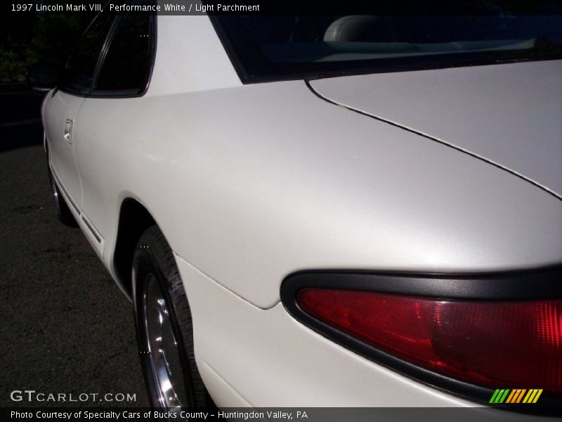 Performance White / Light Parchment 1997 Lincoln Mark VIII