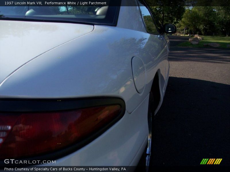 Performance White / Light Parchment 1997 Lincoln Mark VIII