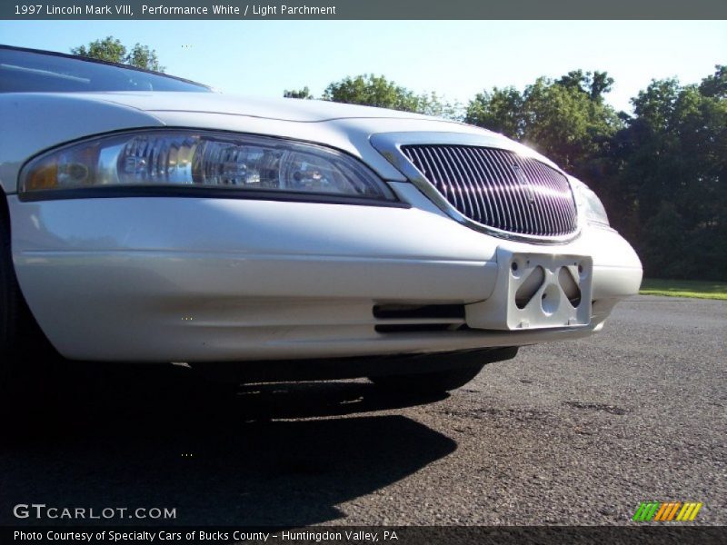 Performance White / Light Parchment 1997 Lincoln Mark VIII