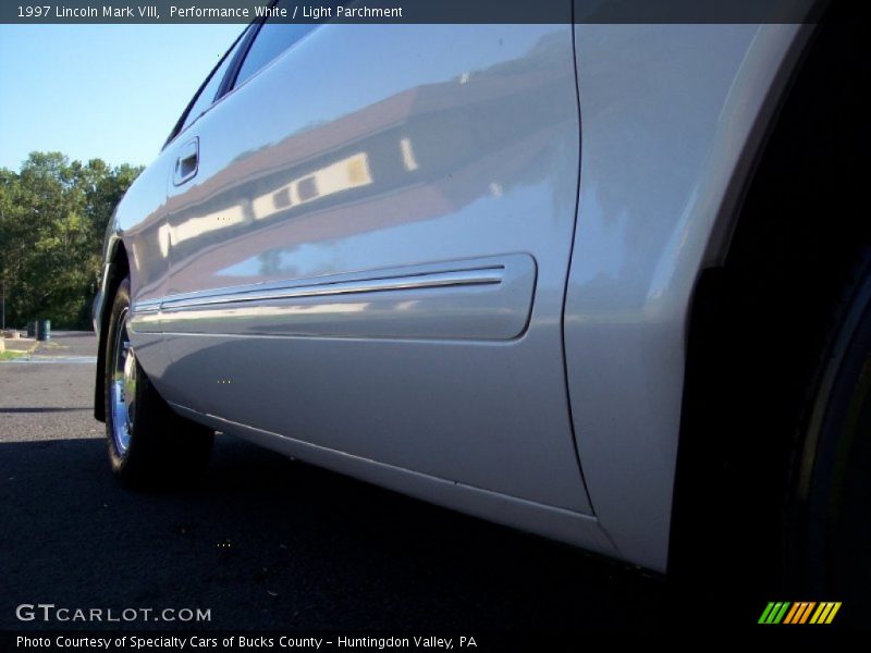 Performance White / Light Parchment 1997 Lincoln Mark VIII