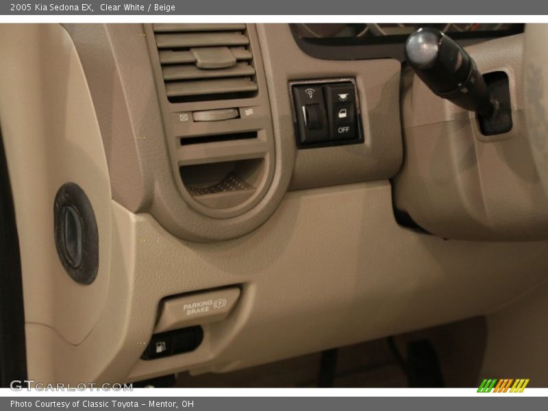 Clear White / Beige 2005 Kia Sedona EX