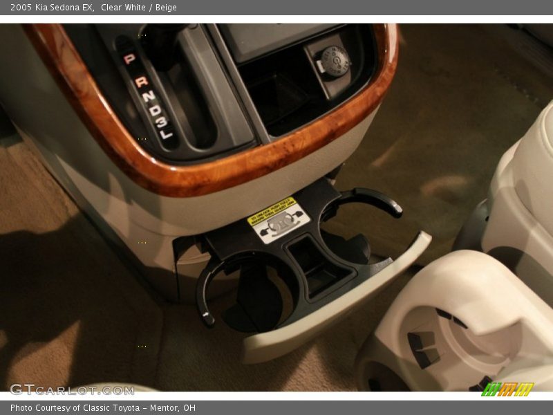 Clear White / Beige 2005 Kia Sedona EX