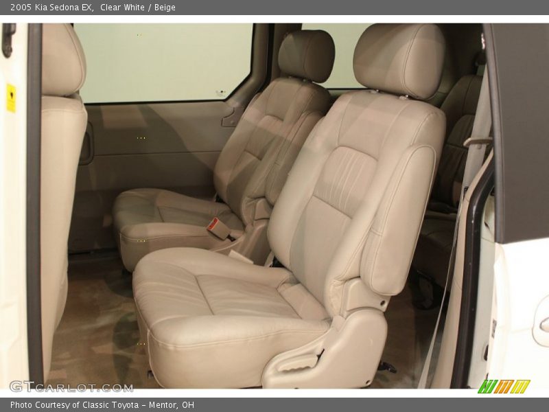 Clear White / Beige 2005 Kia Sedona EX