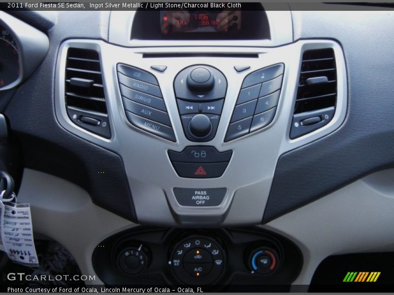 Ingot Silver Metallic / Light Stone/Charcoal Black Cloth 2011 Ford Fiesta SE Sedan