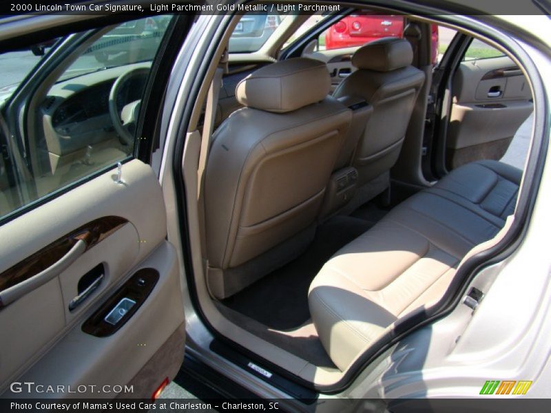 Light Parchment Gold Metallic / Light Parchment 2000 Lincoln Town Car Signature