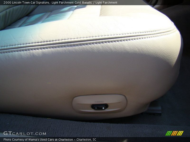 Light Parchment Gold Metallic / Light Parchment 2000 Lincoln Town Car Signature