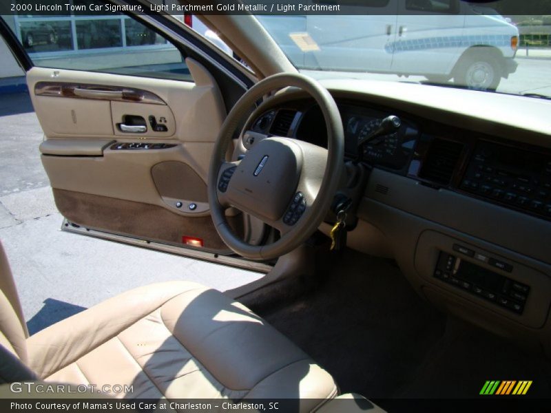 Light Parchment Gold Metallic / Light Parchment 2000 Lincoln Town Car Signature