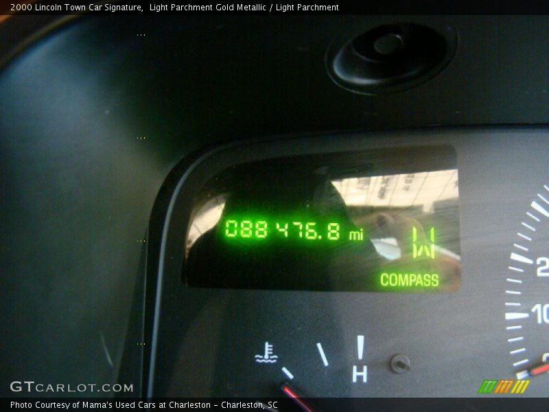 Light Parchment Gold Metallic / Light Parchment 2000 Lincoln Town Car Signature