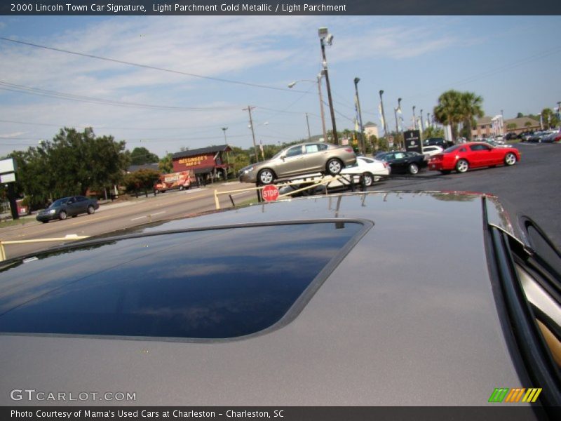 Light Parchment Gold Metallic / Light Parchment 2000 Lincoln Town Car Signature