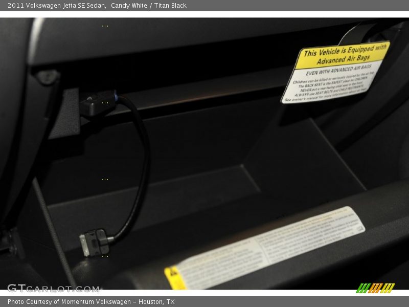 Candy White / Titan Black 2011 Volkswagen Jetta SE Sedan