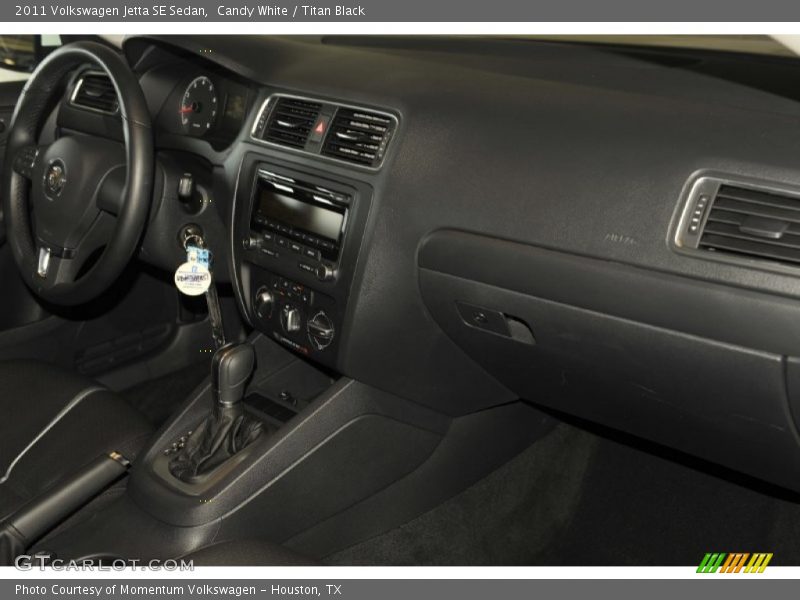 Candy White / Titan Black 2011 Volkswagen Jetta SE Sedan