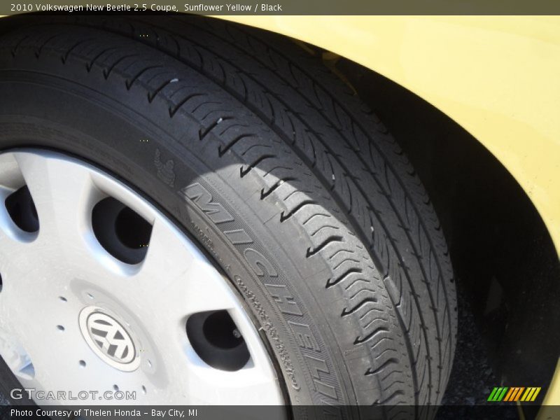 Sunflower Yellow / Black 2010 Volkswagen New Beetle 2.5 Coupe