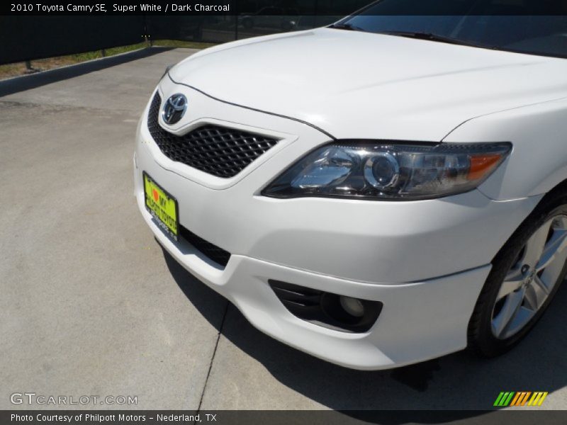 Super White / Dark Charcoal 2010 Toyota Camry SE