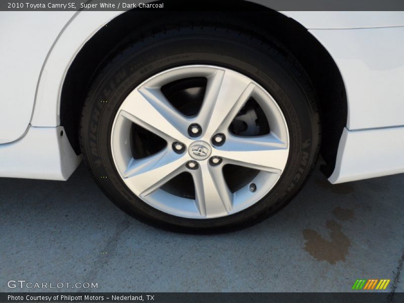 Super White / Dark Charcoal 2010 Toyota Camry SE