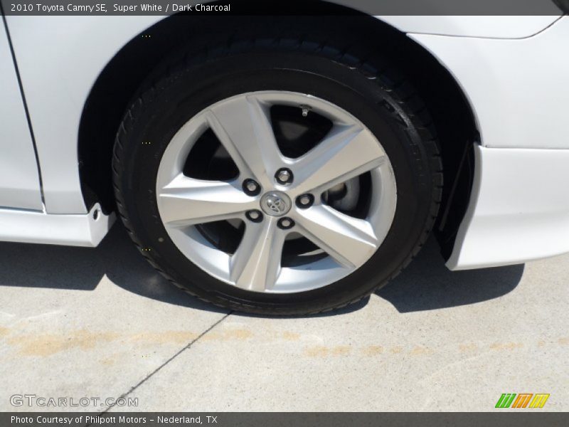 Super White / Dark Charcoal 2010 Toyota Camry SE
