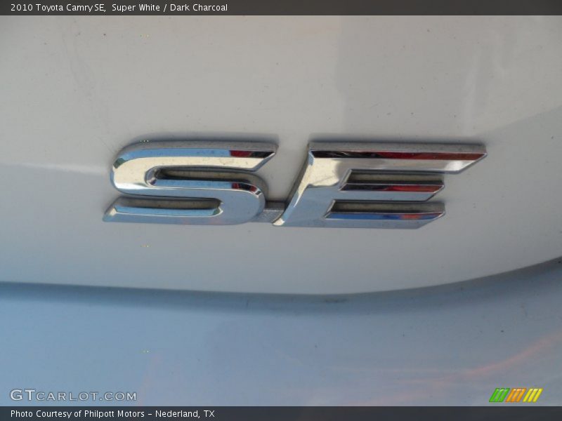 Super White / Dark Charcoal 2010 Toyota Camry SE