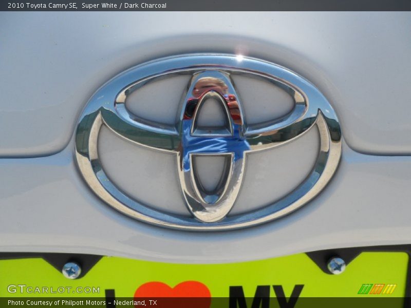 Super White / Dark Charcoal 2010 Toyota Camry SE