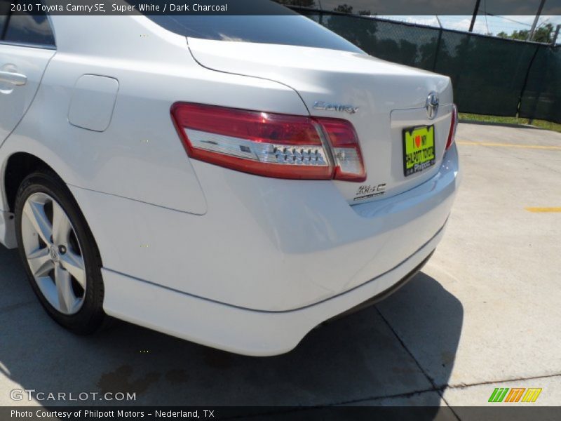 Super White / Dark Charcoal 2010 Toyota Camry SE