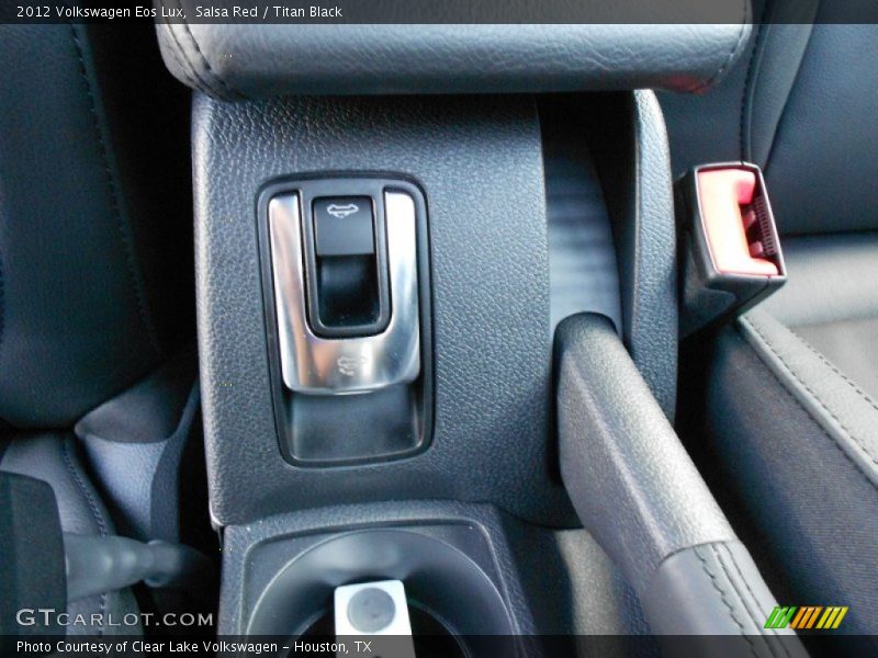 Salsa Red / Titan Black 2012 Volkswagen Eos Lux