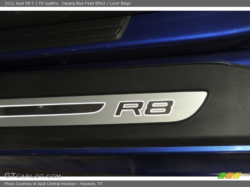  2012 R8 5.2 FSI quattro Logo