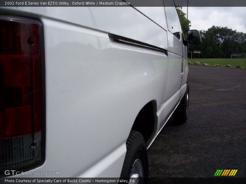Oxford White / Medium Graphite 2002 Ford E Series Van E250 Utility
