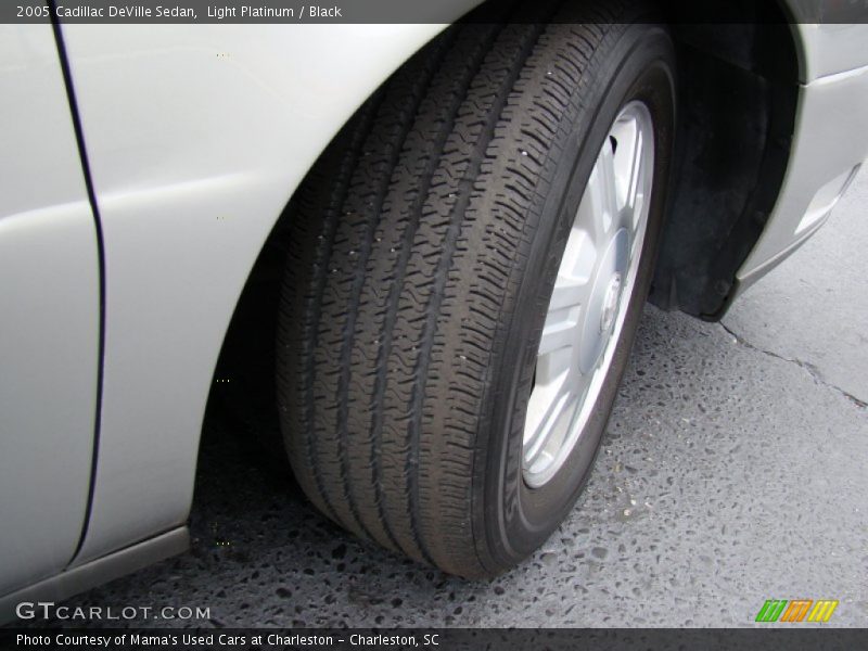 Light Platinum / Black 2005 Cadillac DeVille Sedan
