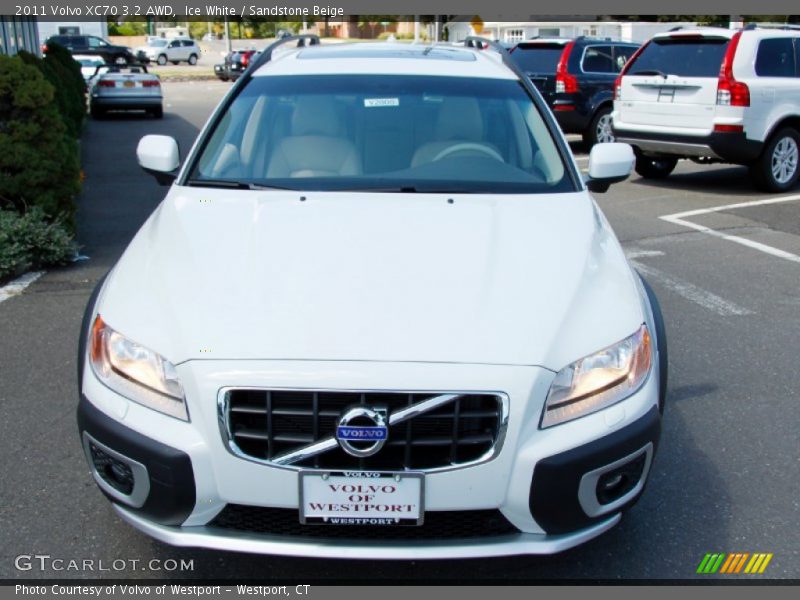 Ice White / Sandstone Beige 2011 Volvo XC70 3.2 AWD