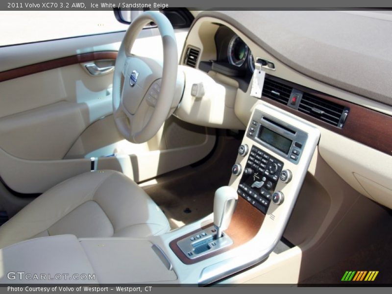 Ice White / Sandstone Beige 2011 Volvo XC70 3.2 AWD