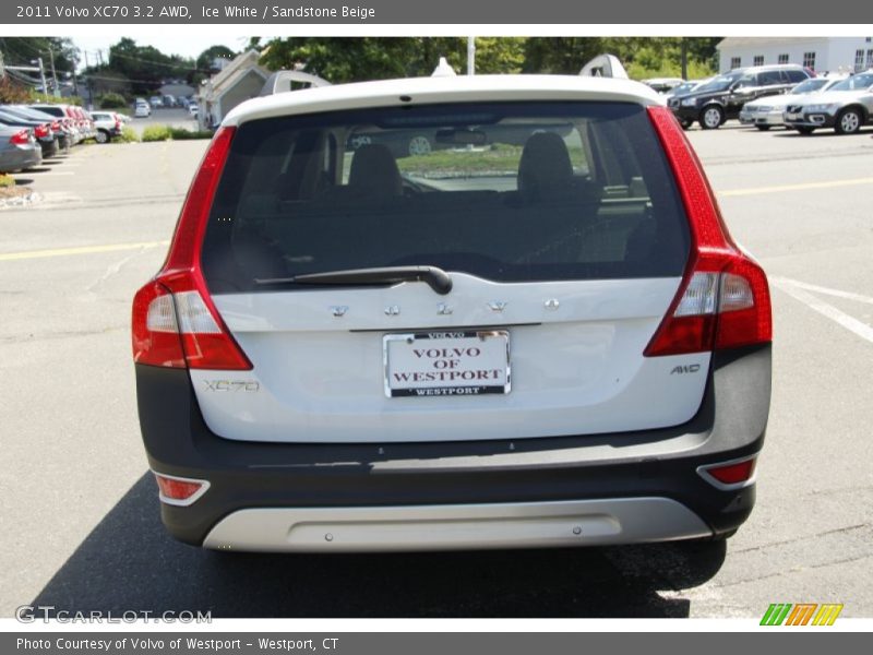 Ice White / Sandstone Beige 2011 Volvo XC70 3.2 AWD
