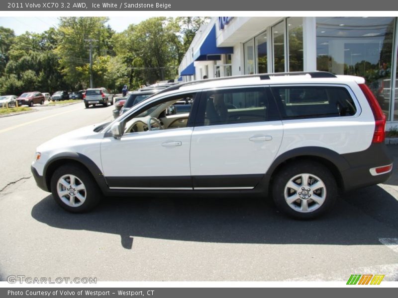 Ice White / Sandstone Beige 2011 Volvo XC70 3.2 AWD