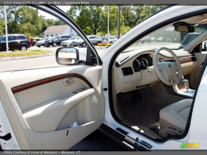 Ice White / Sandstone Beige 2011 Volvo XC70 3.2 AWD