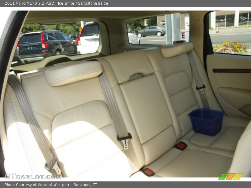 Ice White / Sandstone Beige 2011 Volvo XC70 3.2 AWD