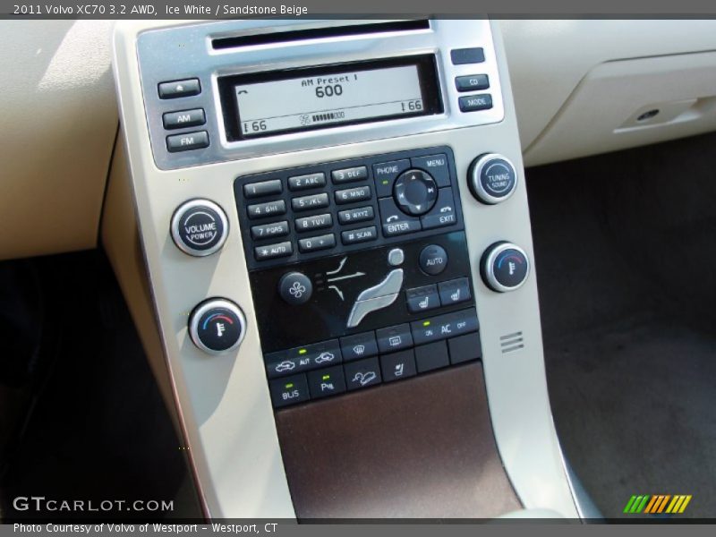 Ice White / Sandstone Beige 2011 Volvo XC70 3.2 AWD