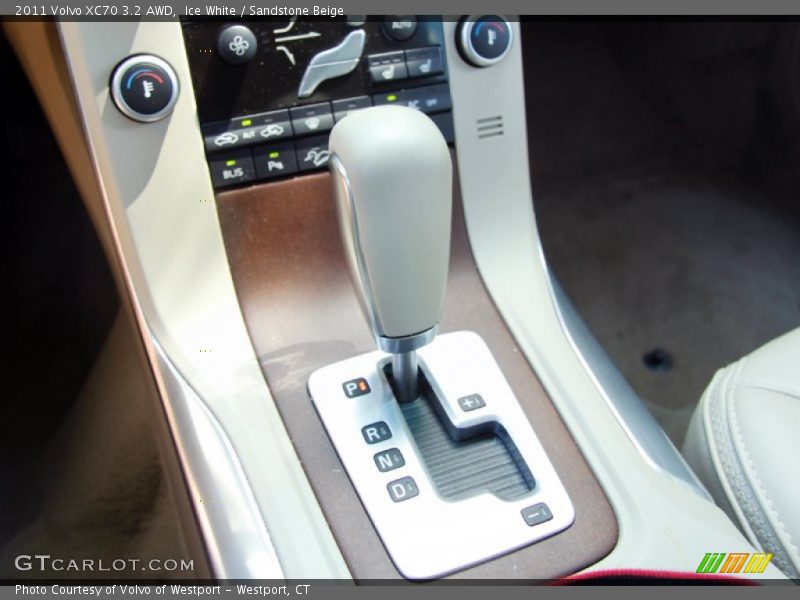 Ice White / Sandstone Beige 2011 Volvo XC70 3.2 AWD