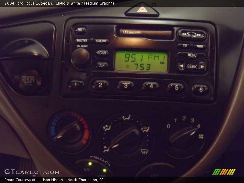 Cloud 9 White / Medium Graphite 2004 Ford Focus LX Sedan