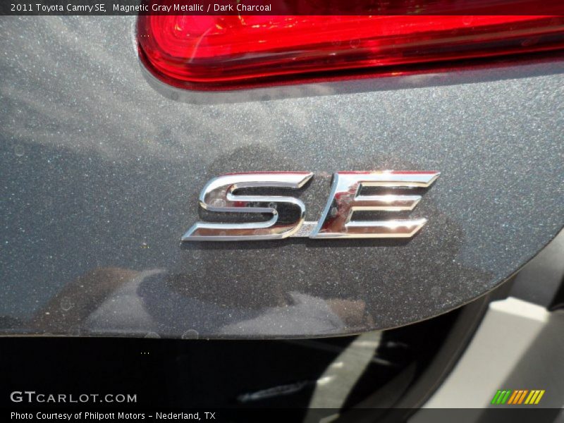 Magnetic Gray Metallic / Dark Charcoal 2011 Toyota Camry SE