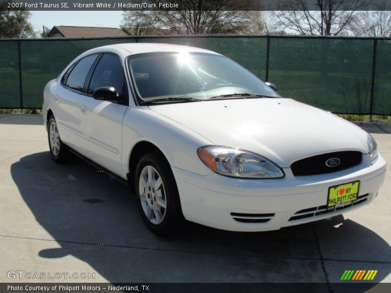 Vibrant White / Medium/Dark Pebble 2007 Ford Taurus SE