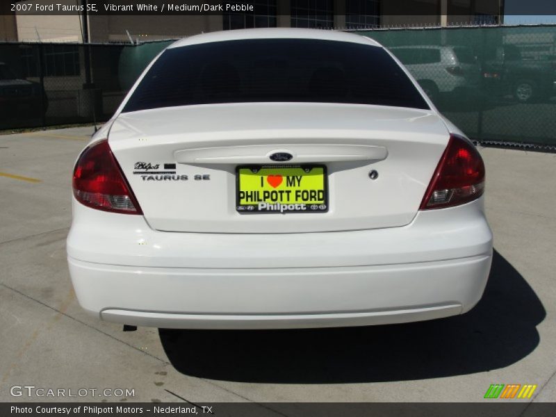 Vibrant White / Medium/Dark Pebble 2007 Ford Taurus SE