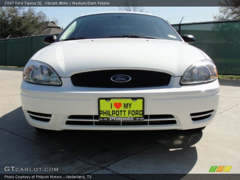 Vibrant White / Medium/Dark Pebble 2007 Ford Taurus SE