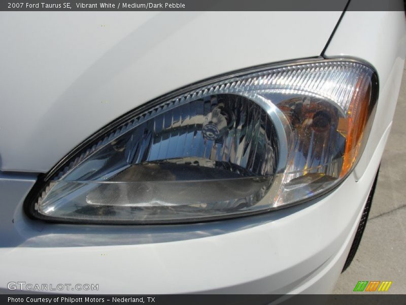 Vibrant White / Medium/Dark Pebble 2007 Ford Taurus SE