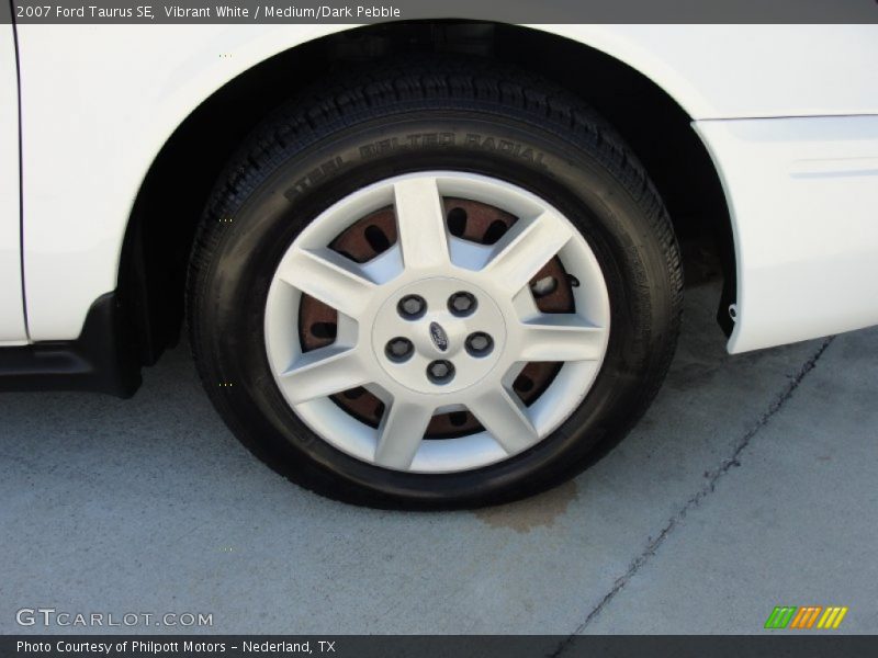 Vibrant White / Medium/Dark Pebble 2007 Ford Taurus SE