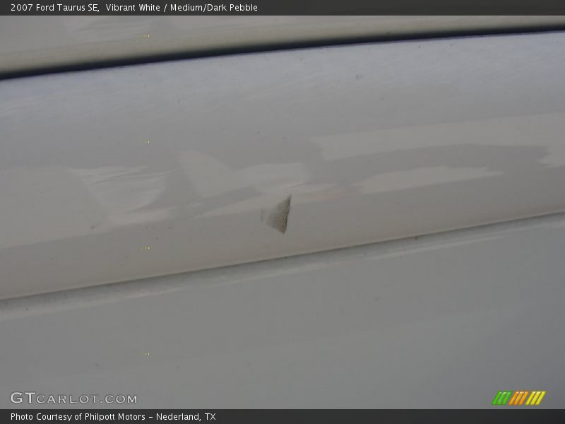 Vibrant White / Medium/Dark Pebble 2007 Ford Taurus SE