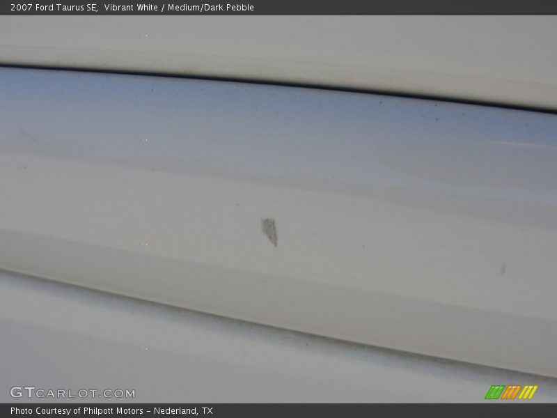 Vibrant White / Medium/Dark Pebble 2007 Ford Taurus SE