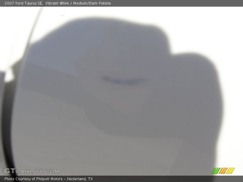 Vibrant White / Medium/Dark Pebble 2007 Ford Taurus SE