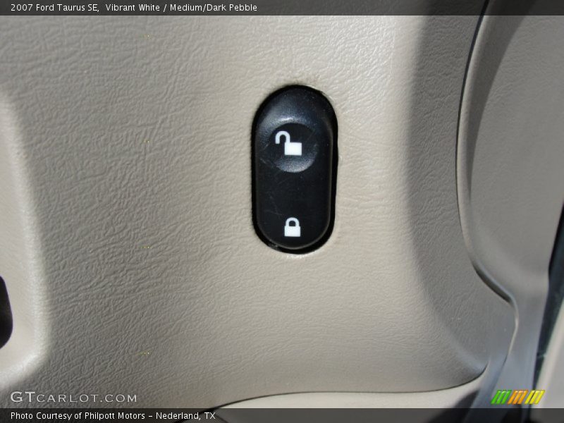 Vibrant White / Medium/Dark Pebble 2007 Ford Taurus SE